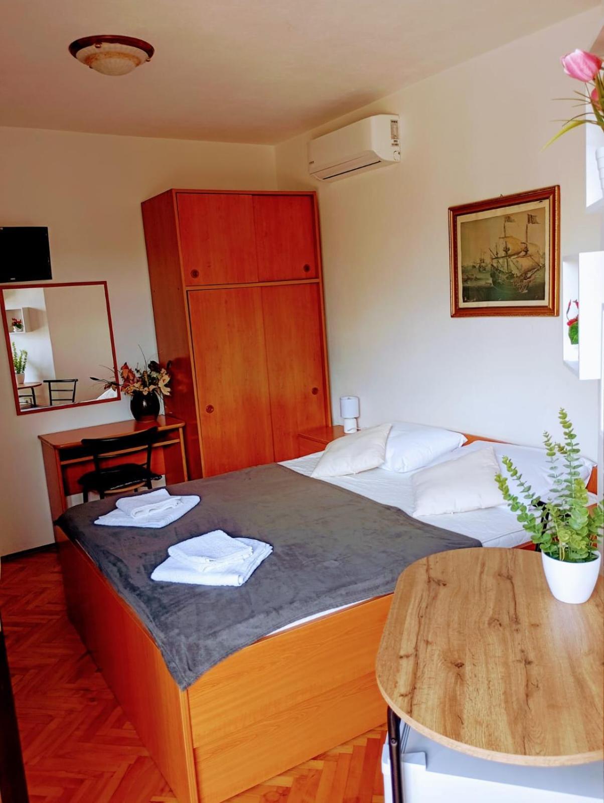 Rooms Helena Крк Екстер'єр фото