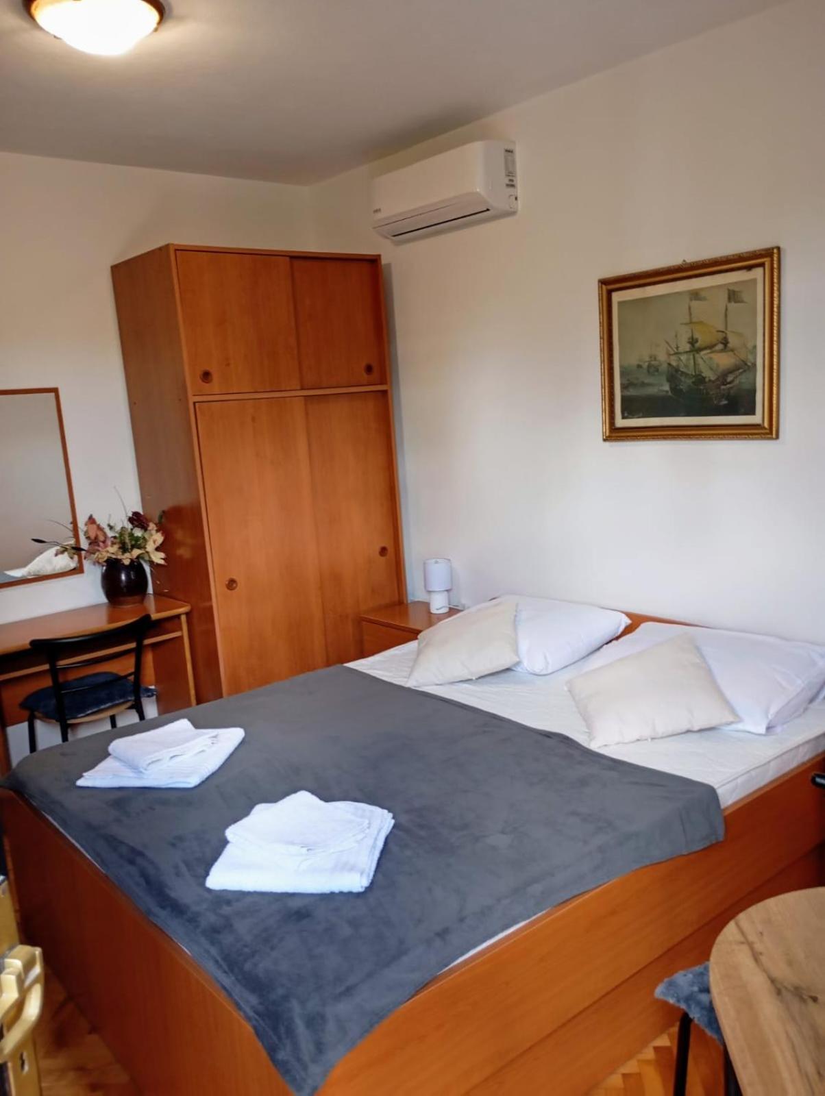 Rooms Helena Крк Екстер'єр фото